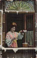 ILLUSTRATION - Une Femme Versant Du Champagne Dans Son Verre - Colorisé - Carte Postale Ancienne - Unclassified