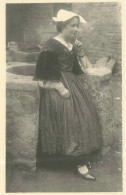 CARTE PHOTO - Une Femme En Robe Noire Assise Sur Le Bord D'un Puit - Carte Postale Ancienne - Photographie