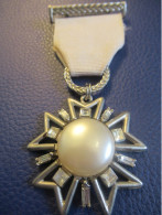 Médaille Pendante / Belle Médaille / Théâtre Ou Cinéma ? / Bronze Nickelé Avec Strass/Date à Déterminer    MED474 - Francia