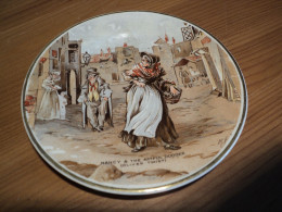 ANGLETERRE. SOUCOUPE OLIVER TWIST. NANCY AND THE ARTFUL DODGER STAFFS TEASET CO LTD. PLEX ST POTTERY. TUNSTALL - Aschenbecher