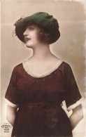 PHOTOGRAPHIE - Profil D'une Femme En Chapeau Vert Avec Une Robe Rouge - Carte Postale Ancienne - Photographie