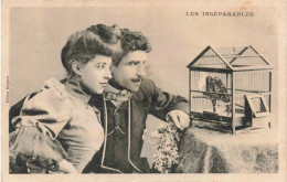 COUPLE - Les Inséparables - Couple Regardant Deux Oiseaux Dans Une Cage - Carte Postale Ancienne - Parejas