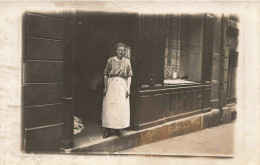 CARTE PHOTO - Photographie - Une Femme âgée Devant Son Commerce - Carte Postale Ancienne - Photographs