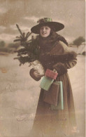 FETES ET VOEUX - Nouvel An - Une Femme Dans La Neige Portant Un Sapin Et Des Cadeaux - Colorisé - Carte Postale Ancienne - New Year