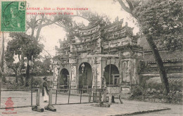 VIETNAM - Annam - Hué - Porte Monumentale Devant Une Pagode Du Palais -  Carte Postale Ancienne - Viêt-Nam