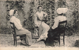 PHOTOGRAPHIE - La Rochelle - Types Du Pays - Trois Femmes Assises Tenant Des Parapluies - L. C. - Carte Postale Ancienne - Photographs