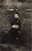 ENFANT - Portrait - Petit Garçon En Tenue Traditionnelle -  Carte Postale Ancienne - Portretten