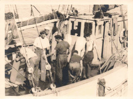 Photographie - Hommes Sur Un Bateau De Pêche - Personas Anónimos