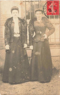 Carte Photo - Portrait De Deux Femmes  - Famille ? - Soeurs ? -  Carte Postale Ancienne - Photographs