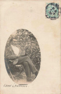 Carte Photo - Homme Assis Qui Lit Le Journal Dans Un Médaillon - Léon à Bellevue -   Carte Postale Ancienne - Fotografía