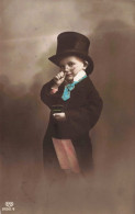 PHOTOGRAPHIE - Un Petit Garçon Dans Un Costume D'un Adulte - Colorisé - Carte Postale Ancienne - Photographs