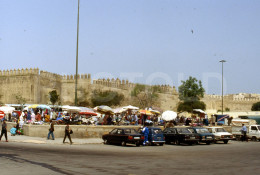 70s MAROC RENAULT BENZ MARKET FEZ MARRAKECH MOROCCO MOROCCAN AFRICA AFRIQUE 35mm DIAPOSITIVE SLIDE NO PHOTO FOTO NB2671 - Diapositives