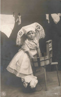 ENFANTS - Petite Fille Déguisée En Paysanne Faisant La Lessive -  Carte Postale Ancienne - Szenen & Landschaften