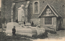 Grosrouvre * Place De L'église Et Monument Aux Morts De La Grande Guerre - Autres & Non Classés