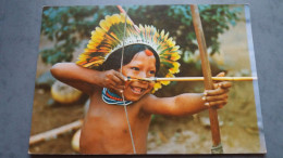 CPSM JEUNE INDIEN JURUNA ARC FLECHE PLUMES PARC XINGU  AMERIQUE BRASIL BRESIL NATIVO AMAZONIE ETHNIQUE CULTURE - Amerika