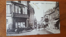 Arromanche Rue De Bayeux , Café , Carte Issue De Carnet - Arromanches