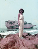 1975 WOMAN JACOB MAERSK PETROL TANKER SINKING SHIP LEIXOES PORTUGAL 35mm DIAPOSITIVE SLIDE NO PHOTO FOTO Nb2699 - Diapositives