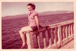 Snapshot  Jeune Femme Posant Sur Une Rambarde En Bord De Mer - St-Raphael 1958 - 70x100 Mm - - Personas Anónimos
