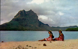 Delcampe - BORA-BORA    ( TAHITI )   HEUREUSES " VAHINE " DANS UN DECOR D ' UNE BEAUTE SANS EGAL A BORA BORA - Tahiti