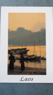 CPM LAOS ASIE FEMMES BARQUES COUCHER OU LEVER DE SOLEIL TIMBRE FOOTBALL COUPE DU MONDE 1998 PHOTO M HUTEAU - Laos