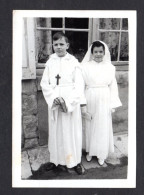 Généalogie - Photo Originale De 2 Communiants : Garçon Et Fille En 1966 à Vallon En Sully 7,5 X 10,5 Cm - Genealogie