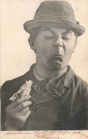 FANTAISIE - Homme - Un Homme Faisant La Grimace Et Mangeant Une Barre De Chocolat - Carte Postale Ancienne - Mannen