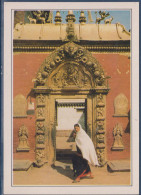 Népal, Bhadgaon, La Porte Dorée, Femme Avec Son Sari Devant La Porte Du Palais Royal, Près De Katmandou, - Nepal