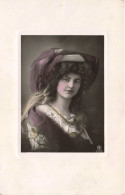 MODE - Une Femme Portant Un Chapeau à Voiles  - Carte Postale Ancienne - Moda