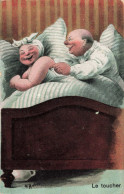 HUMOUR - Le Toucher - Couple - Colorisé - Carte Postale Ancienne - Humour