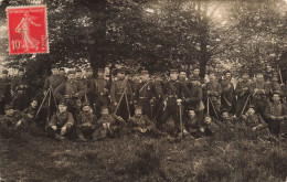 MILITARIA - Régiments - Des Soldats Dans La Forêt -  Carte Postale Ancienne - Einschulung