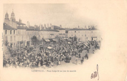 CPA 54 LUNEVILLE / PLACE LEOPOLD UN JOUR DE MARCHE - Autres & Non Classés