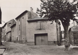 84 / LA TOUR D AIGUES / QUARTIER DES AIRES / RARE CPSM - La Tour D'Aigues