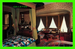 KINGSTON, ONTARIO - BELLEVUE HOUSE - MASTER BEDROOM SHOWING BOW WINDOW AND DESK - TRAVELTIME - - Kingston
