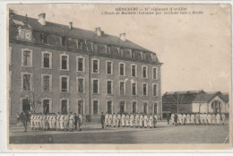 34 DEPT 70 : Héricourt 47° Régiment D'artillerie , L'école De Batterie Colonne Par Sections Face A Droite - Héricourt