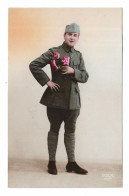 CPA FANTAISIE / HOMME MILITAIRE ET FLEURS - SOLDAT - Hommes