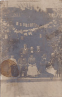 Groupe De Personnes Devant Une Brasserie Ou Un Café - A Situer - Carte Photo - Restaurantes