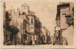 D76 - CAUDEBEC Lès ELBEUF - RUE DE LA REPUBLIQUE - Imprimerie-Panneaux Huile Renault - Plusieurs Personnes- Carte Sépia - Caudebec-lès-Elbeuf