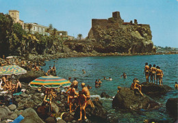 ACI CASTELLO - CATANIA - DINTORNI DI ACIREALE - SPIAGGIA CON VILLEGGIANTI E OMBRELLONI - PANORAMA SUL CASTELLO - 1979 - Acireale