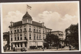 Leeuwarden - Hotel Amicitia (gebouwd In 1840, Gesloopt In 1968) Met Oldtimers In Straatbeeld. - Leeuwarden
