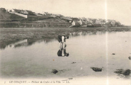 FRANCE - Le Conquet - Pécheur De Crabes Et La Ville  - Carte Postale AncienneL - Le Conquet