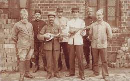 MILITARIA - Des Soldats Musiciens - Carte Postale Ancienne - Personen