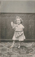 ENFANTS - Petite Fille Jouant Avec Sa Poupée - Carte Postale Ancienne - Portraits