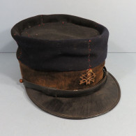 KEPI 1884 SOUS OFFICIER 1914 1918  EN L'ETAT SAPEURS POMPIER INSIGNE METALIQUE - Headpieces, Headdresses