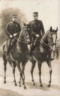 MILITARIA - Deux Militaires à Cheval - Carte Postale Ancienne - Uniformi
