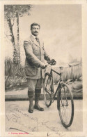 PHOTOGRAPHIE - Un Homme Tenant Une Bicyclette - Carte Postale Ancienne - Fotografie