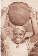 Cameroun - Femme Portant Une Marmite - Cameroun