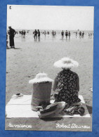 CPM Photographe Robert Doisneau Série Les Vacances Femme Sur Une Plage - Doisneau