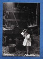 CPM Photographe Robert Doisneau Série Les Vacances Petite Fille Buvant Du Lait Près D' Un Pressoir RARE - Doisneau