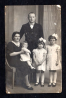 Généalogie - Carte-Photo D'un Couple Et Ses 3 Filles Avec Des Noeuds Dans Les Cheveux - Signature Du Photographe - Genealogia