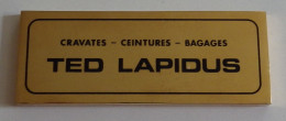 TED LAPIDUS - Plaque Métallique Dorée Pour Présentoir Magasin V.1985  EXCELLENT ETAT Cravates Ceintures Bagages Mode - Otros & Sin Clasificación